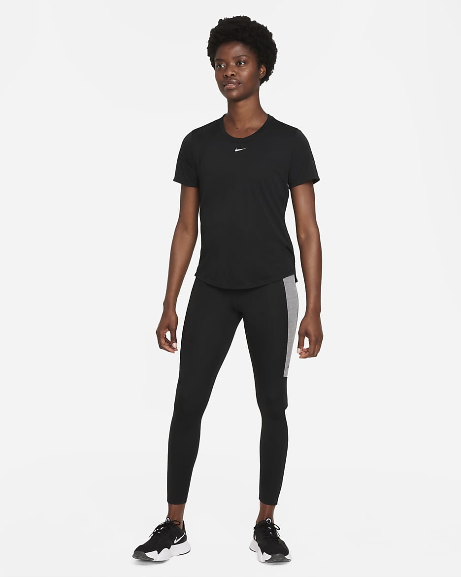 Nike Dri FIT One kortermet overdel med standard passform til dame